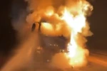 Kilis’te nargile kömürü yüklü tır alevlere teslim oldu