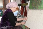 Kırgız Türkleri kültürlerini ilmek ilmek halılara dokuyor 