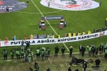 Kocaelispor ve Fenerbahçe sahaya ‘küfüre karşıyız’ pankartıyla çıktı