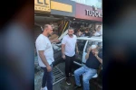 Kontrol çıkan otomobil iki iş yerine çarptı: 1 yaralı 