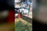 Kontrolden çıkan otomobil okul duvarına girdi