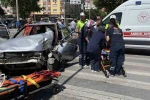 Kontrolden çıkan otomobil önce yayaya ardından sinyalizasyon direğine çarptı: 2 yaralı