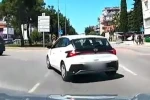 Kontrolsüz şerit değiştiren sürücü kazaya davetiye çıkardı 