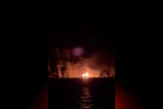 Koyda demirli tur teknesi yandı