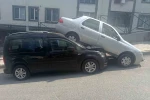 Küçükçekmece’de akıl almaz kaza: Dik rampayı çıkmaya çalışırken kayan otomobil hafif ticari aracın üzerine çıktı 