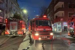 Küçükçekmece’de kentsel dönüşümdeki binanın çatısında yangın 