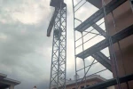 Kule vinç üzerinde eylem 