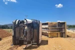Kum boşaltırken devrilen kamyonun sürücüsü yaralandı