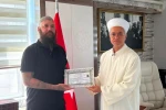 Kur’an-ı Kerim’den etkilenen Macar turist müslüman oldu