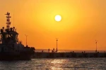 Kuşadası, gün batımında kızıla boyanıyor 