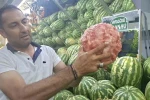 Kütahyalı manavın eliyle karpuz soyma videosu sosyal medyada viral oldu 