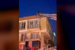 Lapseki’de 4 katlı apartmanda yangın: Çatıda mahsur kalan 4 kişi kurtarıldı 