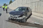 Lastiği patlayan otomobil kaza yaptı: 1 yaralı 
