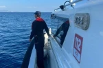 Lastik botta sürükleniyordu, sahil güvenlik kurtardı