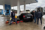 LPG istasyonuna çarpan otomobilde 5 kişi yaralandı