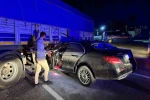 Lüks otomobil benzin istasyonundan çıkan tırın altına girdi: 1’i ağır 2 yaralı 