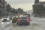 Lüleburgaz’da sağanak yağış hayatı felç etti: Cadde ve sokaklar göle döndü