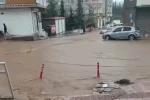 Mardin’de sağanak yağış etkili oldu, yollar göle döndü 