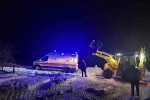 Mardin’de yolda mahsur kalan ambulansı belediye ekipleri kurtardı