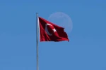 Mavi gökyüzünde Türk bayrağı ve ay manzarası 