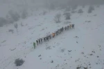 Mayıs ayında yağan karın tadını doğada yürüyerek çıkardılar 