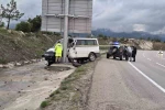 Minibüs önce otomobile sonra tabelaya çarptı: 1 ölü 