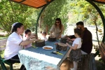Minik eller toprakla buluştu 