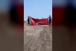 Moloz yığınları arasındaki Türk bayrağını öpüp, başına koyan polis takdir topladı