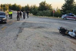 Motosiklet otomobile çarptı: 2 yaralı 