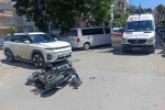 Motosiklet otomobile çarptı , o anlar güvenlik kamerasına yansıdı:1 yaralı 