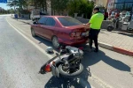 Motosiklet sürücüsünün ölümden döndüğü kaza anı kameraya yansıdı 