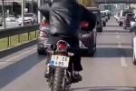 Motosikleti at sürer gibi sürdü 