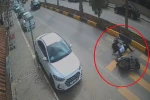 Motosikletteki 2 kişinin yere savrulduğu anlar kamerada 