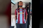 Muhammed Salah uçağa bindi, Trabzonspor formasını giydi 