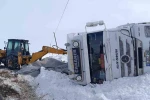 Muradiye’de gizli buzlanmadan dolayı tır devrildi 