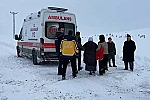 Muş’ta hasta, ambulansa iş makinesiyle ulaştırıldı 