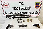 Niğde’de ruhsatsız silah operasyonu: Kaleşnikof ve tabancalar ele geçirildi