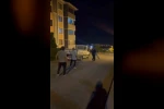 Oğluna mesaj attığını iddia ettiği genci sokak ortasında darp etti