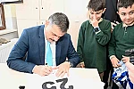 Öğrencilerden Vali Çiftçi’ye forma imzalatma sürprizi