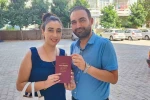 Öğretmen çift, dolmuşu gelin arabası yaptı 
