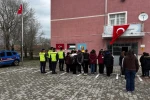 Okullarda öğrenciler Türk Bayrağı ile karşılandı 