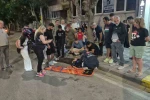Önünü kaldırdıkları bisikletleri ile seyreden çocuklara çarpmamaya çalışırken yaralandı 
