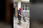 Osmaniye’de evin bahçesinde görülen yılan yakalandı 