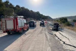 Otomobil, heyelanda yükselen asfalta çarptı