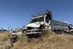 Otomobil ile kamyonet kafa kafaya çarpıştı; 1 ölü 1 yaralı