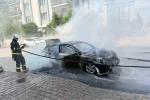 Otomobil saniyeler içinde alev topuna döndü, yangın tüpü ve hortumlar işe yaramadı 