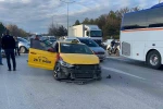 Otomobil ticari taksiye çarptı, 3 kişi yaralandı 