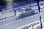 Otomobil yayaya çarptı, kaza anı kameraya yansıdı