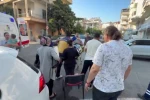 Otomobile çarpmamak için frene bastı: Motorlu bisikletiyle devrildi