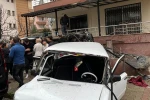 Otomobilin apartmanın bahçesine uçmasıyla 1'i ağır 6 yaralı